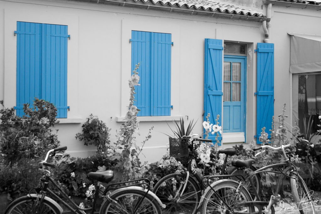 Maison sur l'île de Ré avec des volets bleus