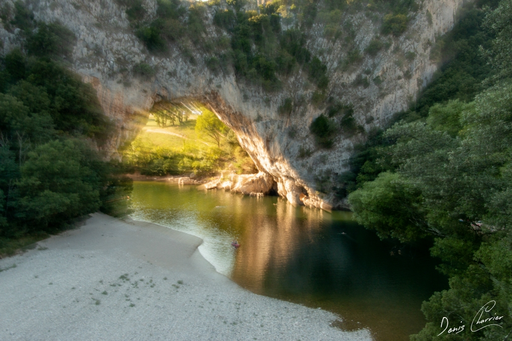 Le pont d'arc dans les gorges de l'Ardèche