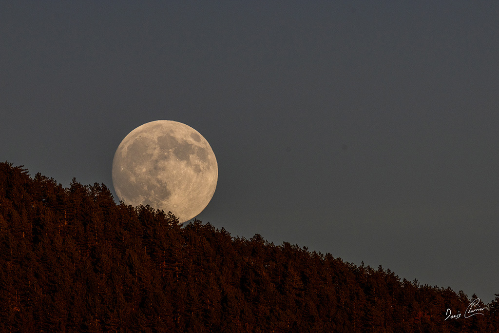 Lever de la lune dans la drome provençale à Rémuzat