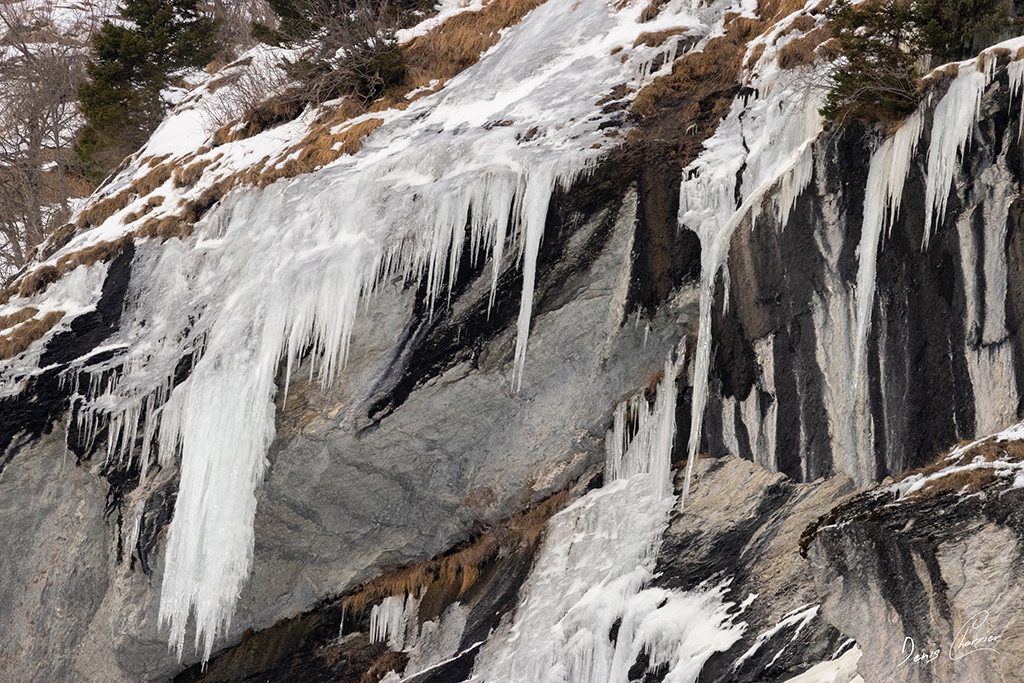 Stalactites de glace sur une falaise rocheuse dans la vallée de Champagny